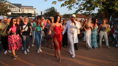 Tanzen nach Salsa-Klängen bei Sonnenuntergang vor der Meer Radio Seebühne (Foto: gi)