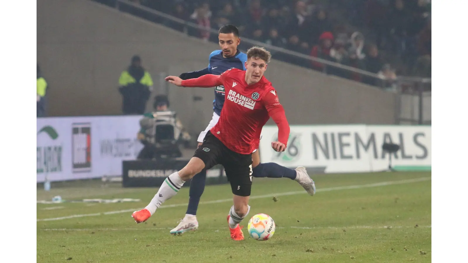 Phil Neumann und seine Nebenleute in der Verteidigung zeigten sich zuletzt stabilisiert, mit Rostock kommt nun eine Angriffsreihe mit Ladehemmung. (Foto: Borchers, Bastian)