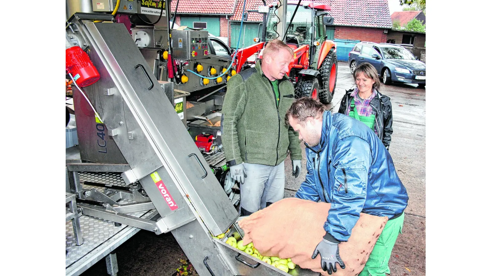 Zentnerweise Äpfel wandern in Flaschen (Foto: pp)