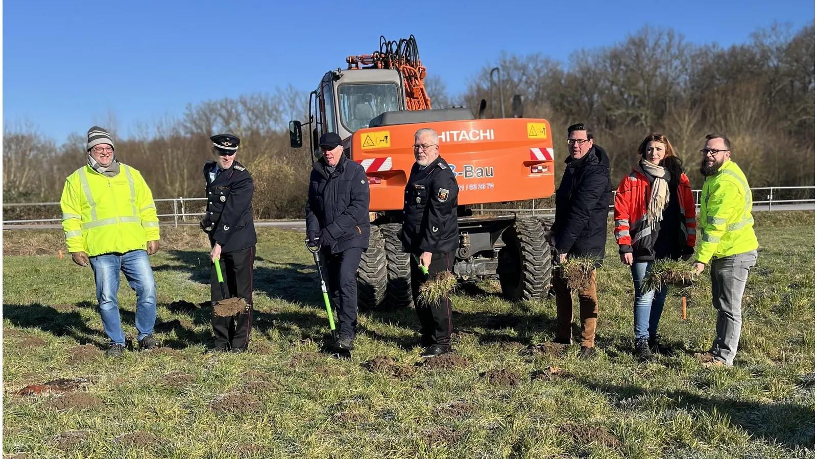 Steffen Grund (Ingenieurbüro Schöne), Olaf Liese (Stadtbrandmeister der Feuerwehr Bückeburg), Hans-Georg Terner (Ortsbürgermeister Cammer), Frank Schier (Ortsbrandmeister der Feuerwehr Cammer), Axel Wohlgemuth (Bürgermeister der Stadt Bückeburg), Kübra Akmann (Kirchner Ingenieure) und Marc Groditzki (Ingenieurbüro Schöne) beim Spatenstich.  (Foto: nd)