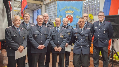 Alle geehrten des Abends: Detlef Martens, Ullrich Kipper, Jörn Bielinski, Dirk Hahne, Michael Thielker, Erwin Tatge, Brian Timmer, Wolfram Hesseling und Daniel Hesseling. (Foto: Timo Kelichhaus)