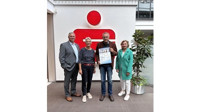 Der Kulturring Rinteln mit Marion Droste, Andrea Rienhoff und Wolfgang Westphal freuen sich gemeinsam mit Dirk Ackmann von der Sparkasse auf den Genuss beim Symphoniekonzert in der Nikolaikirche.