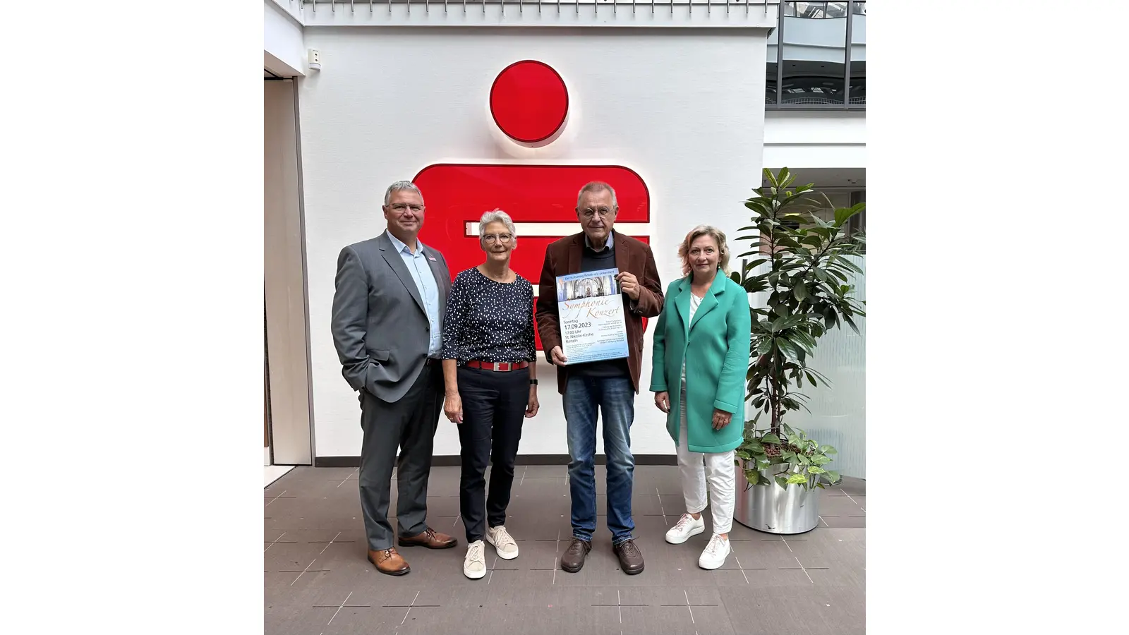 Der Kulturring Rinteln mit Marion Droste, Andrea Rienhoff und Wolfgang Westphal freuen sich gemeinsam mit Dirk Ackmann von der Sparkasse auf den Genuss beim Symphoniekonzert in der Nikolaikirche.