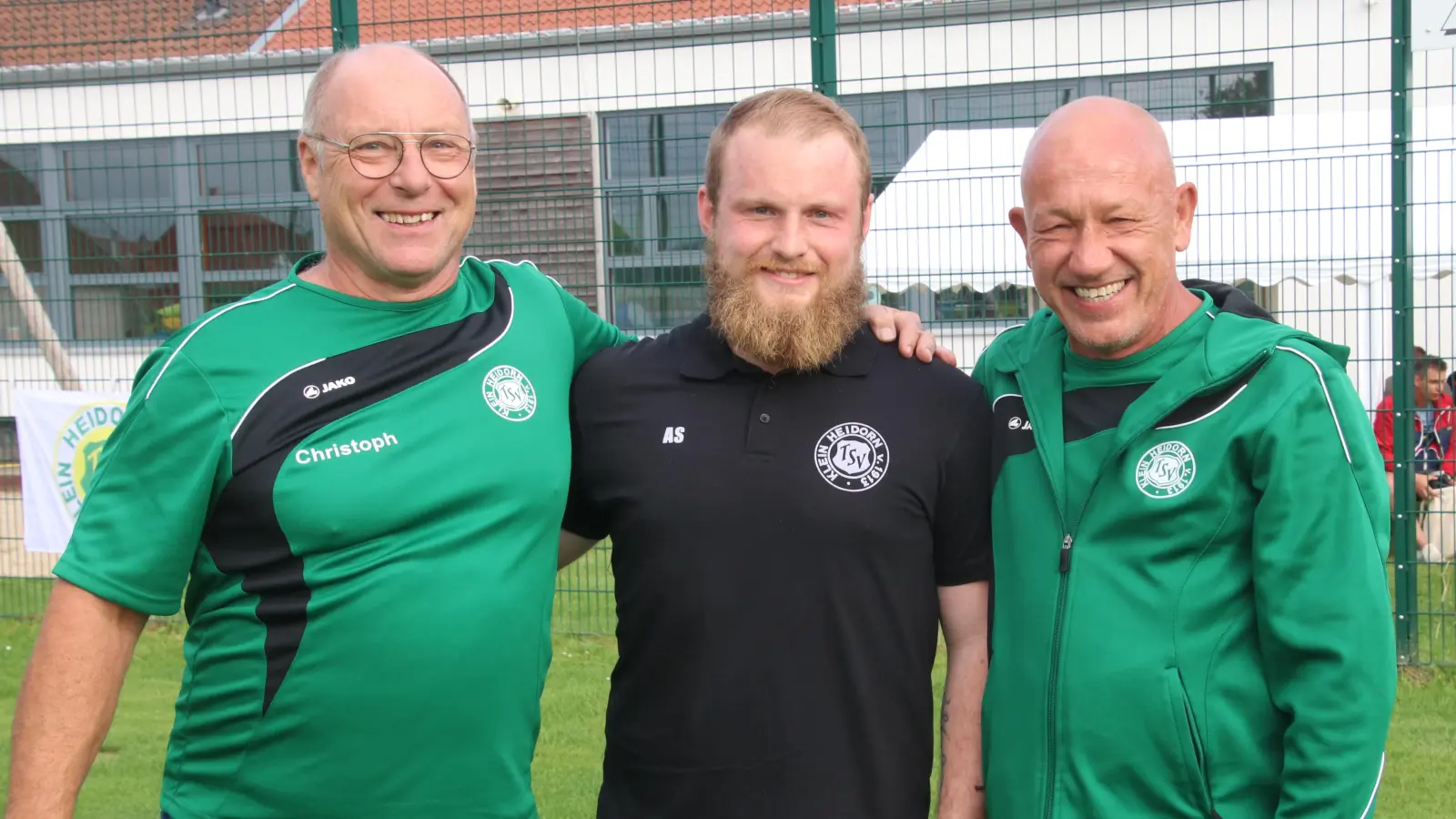 Sie laden zu den Platzierungsspielen und zum Endspiel ein (v.li.): TSV Vorsitzender Christoph Heinrich, André Steidung (er ist kommissarischer Spartenleiter Fußball für den erkrankten Spartenleiter Sven Thometzki) und Platzwart Hartmut Knoke.  (Foto: gi)