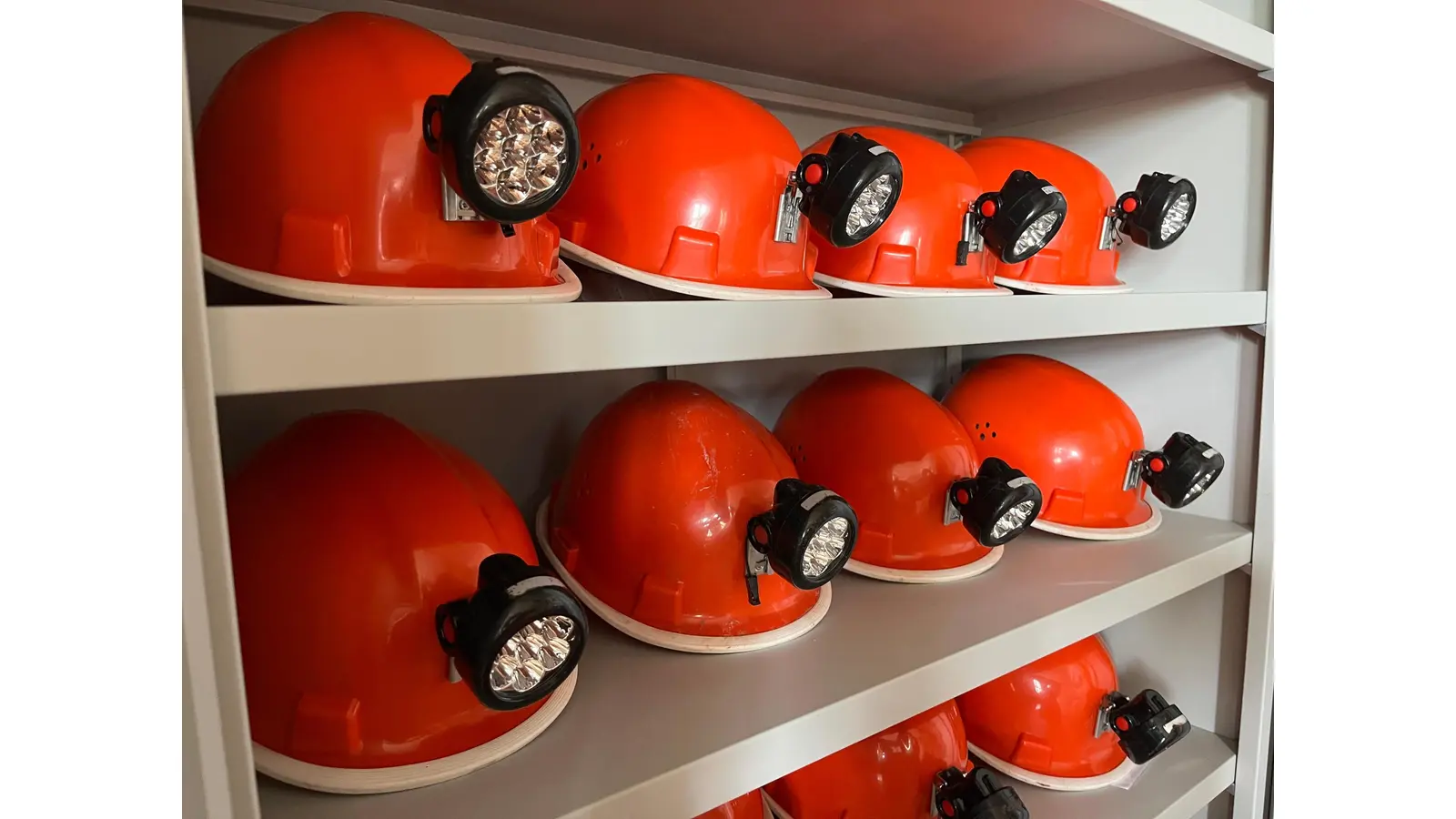 Ausgestattet mit Helm und Geleucht geht es unter Tage. (Foto: BBMK/Martin Bornemeier)