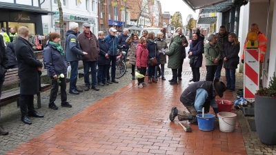 Gunter Demnig verlegt Stolpersteine in der Fußgängerzone. (Foto: gk)