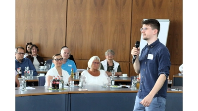 Jan Fischer von der Diakonie der Landeskirche bestärkt die Ehrenamtlichen in der Flüchtlingshilfe in ihrem Engagement.  (Foto: Borchers, Bastian)