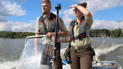 Im Einsatz auf dem Meer: Hauke Zirfas und Svenja Becker. (Foto: wb)