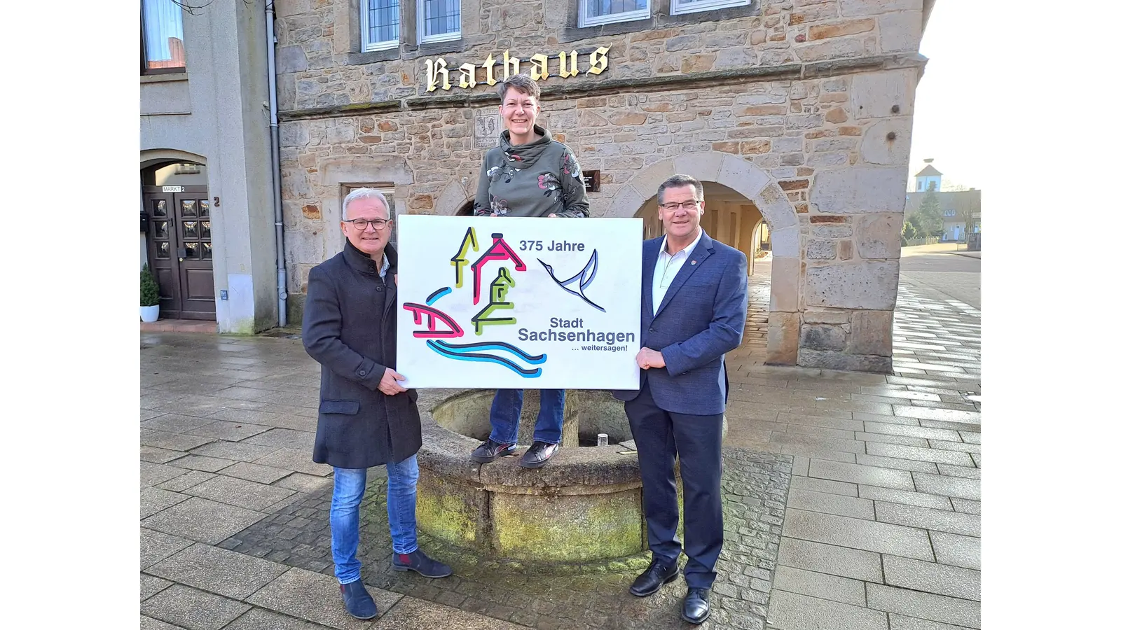 Das Organisationsteam mit Markus Heinz (li.), Pamela Szillus und Bürgermeister Ralf Hantke (Sebastian Knoche fehlt auf dem Foto) freut sich auf viele Teilnehmer bei den Veranstaltungen zum Stadtjubiläum Sachsenhagens.<br><br> (Foto: bb)