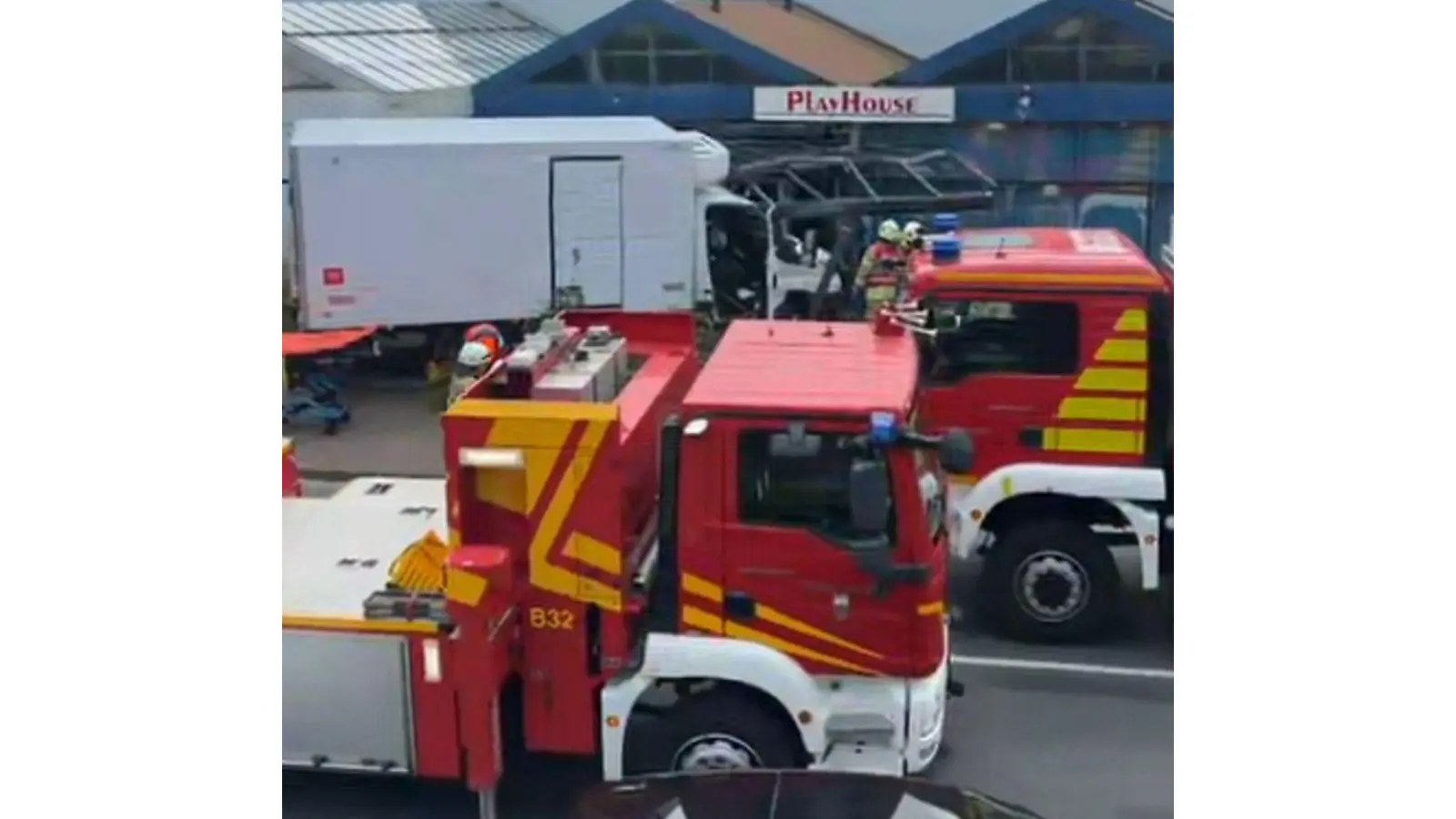 Der Kleintransporter steckt im Eingangsbereich fest. (Foto: privat)