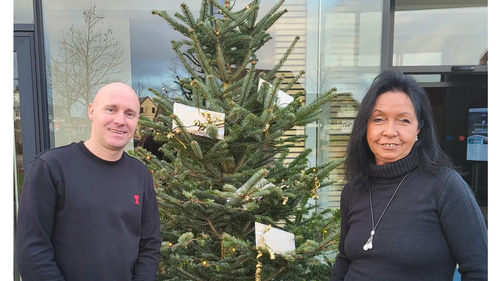 Manuel Stahlhut von der Landgrafentherme und Andrea Niemann, Bereichsleiterin Staatsbad Nenndorf, freuen sich mit den Gewinnern der Adventsverlosung.  (Foto: bb)