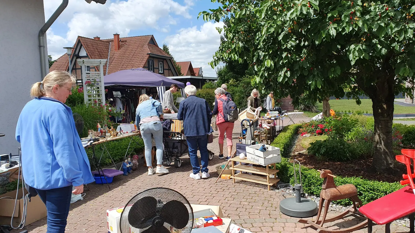 Der Dorfflohmarkt in Cammer lockte viele Gäste an. (Foto: privat)