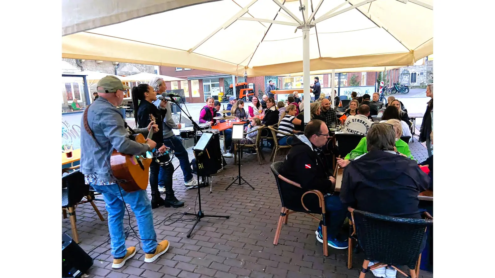 „Ann gets Rhythm“ sorgt beim letzten Sundowner des Jahres trotz feuchter Witterung für Stimmung.  (Foto: Borchers, Bastian)