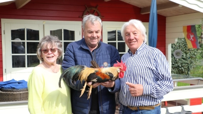 Mit Hahn: Anni und Manfred Schmidt (v.li.) und Friedhelm Kappe. (Foto: gi)