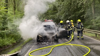 Bei der Brandbekämpfung: Ein Trupp der Feuerwehr unter schwerem Atemschutz.  (Foto: Feuerwehr Hagenburg-Altenhagen)