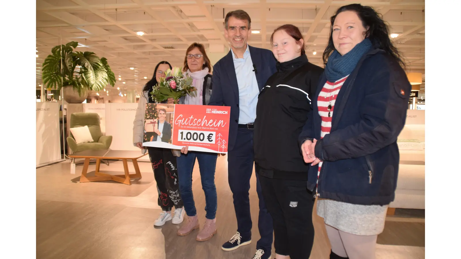 Überglücklich v.r.n.l.: Saskia Jürgens mit Tochter Angelique, Geschäftsleiter Henning Struckmann, Andrea Paul-Kaiser mit Tochter Lilly. (Foto: ab)