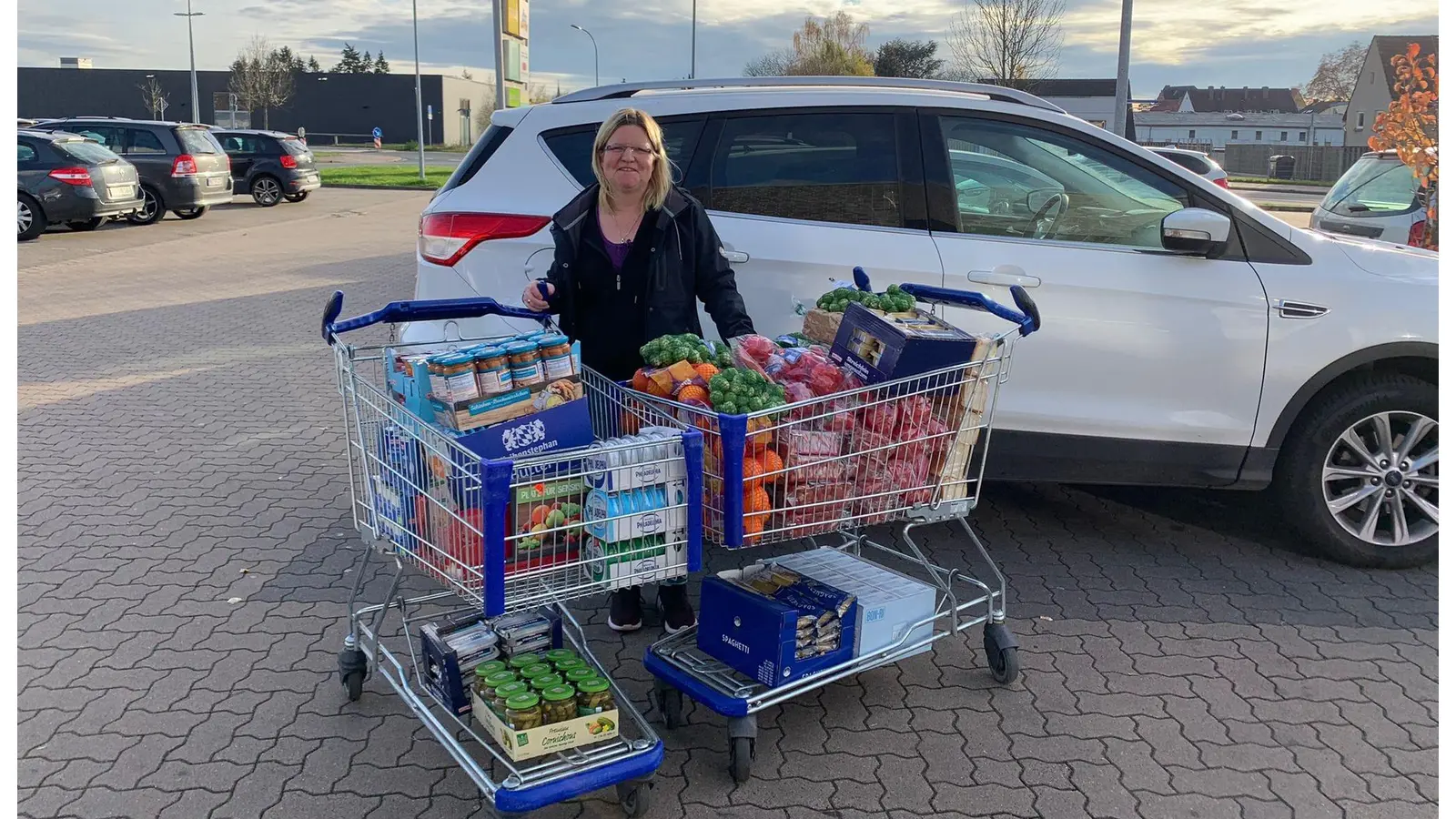 Anika Schwick mit dem Spenden-Einkauf. (Foto: red)