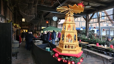 Perfekte Kulisse für ein besinnliches und gleichzeitig lebendiges Weihnachtserlebnis: Der Innenhof des Fischer- und Webermuseums. (Foto: tau)