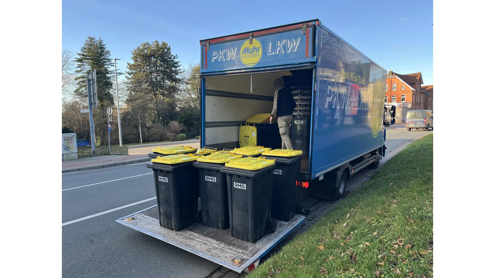 Im November verteilte ein Subunternehmer die neuen Tonnen in Obernkirchen. Container für Mehrfamilienhäuser und Unternehmen waren da aber nicht dabei.  (Foto: nd)