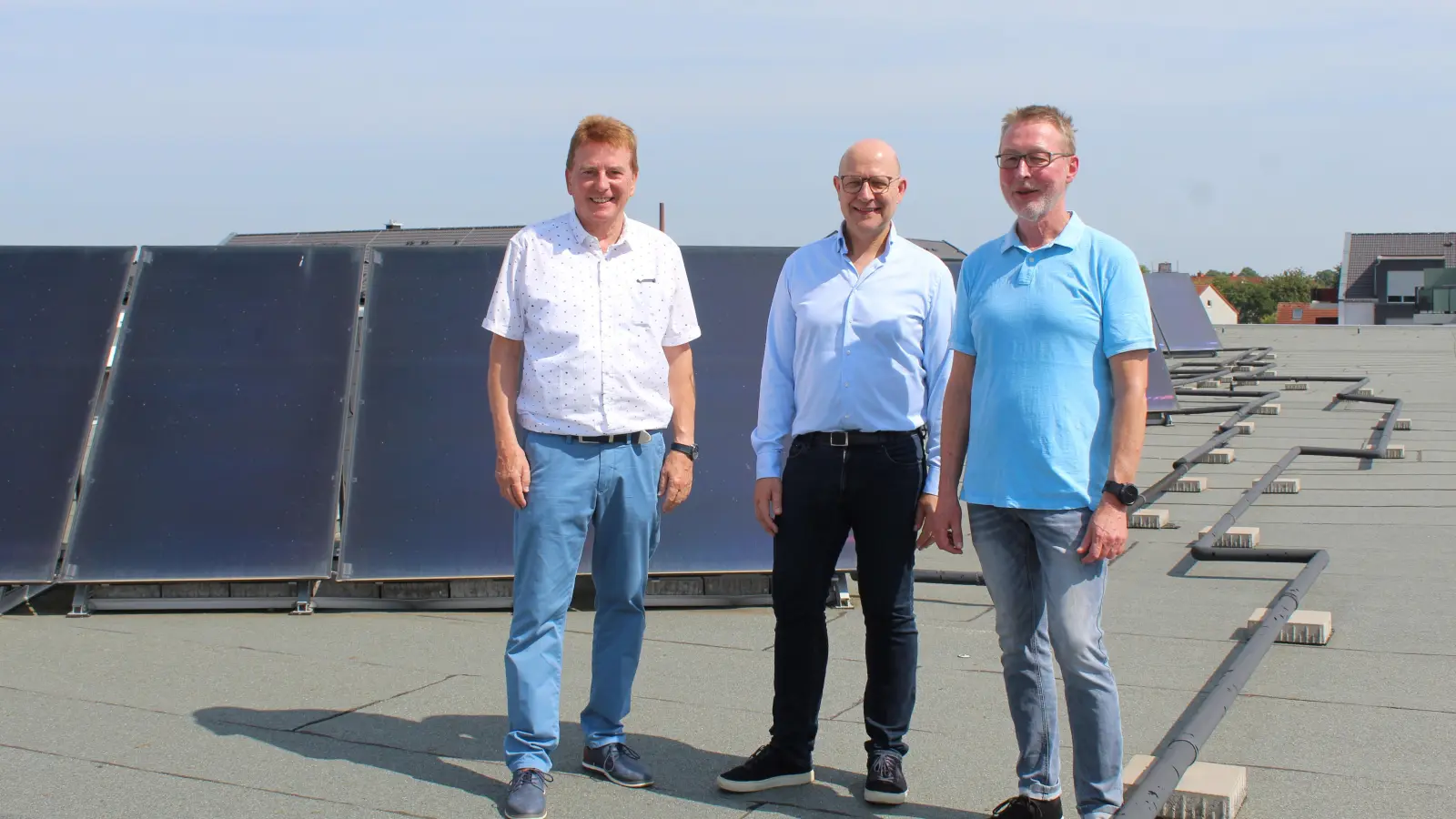 Vor den Solarkollektoren auf dem Dach der Wohnanlage (v.li.): Reinhard Reitzig, Jens Plandt und Stefan Leitzbach.  (Foto: wb)