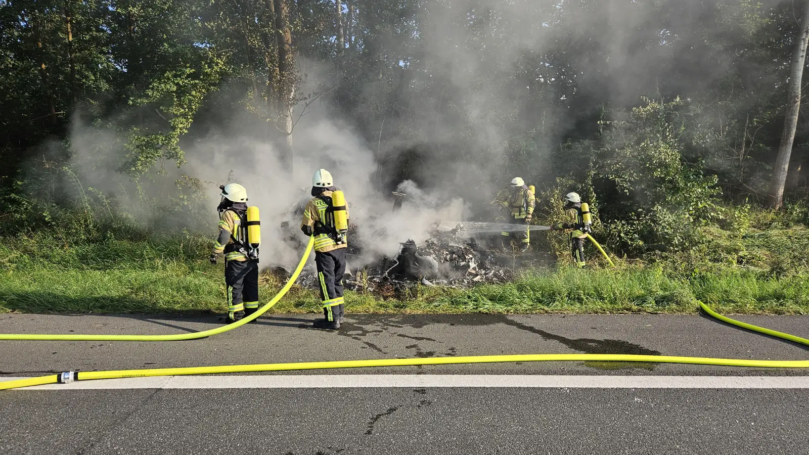 Löschen ein brennendes Fahrzeug: Die Einsatzkräfte der Feuerwehr. (Foto: Feuerwehr)