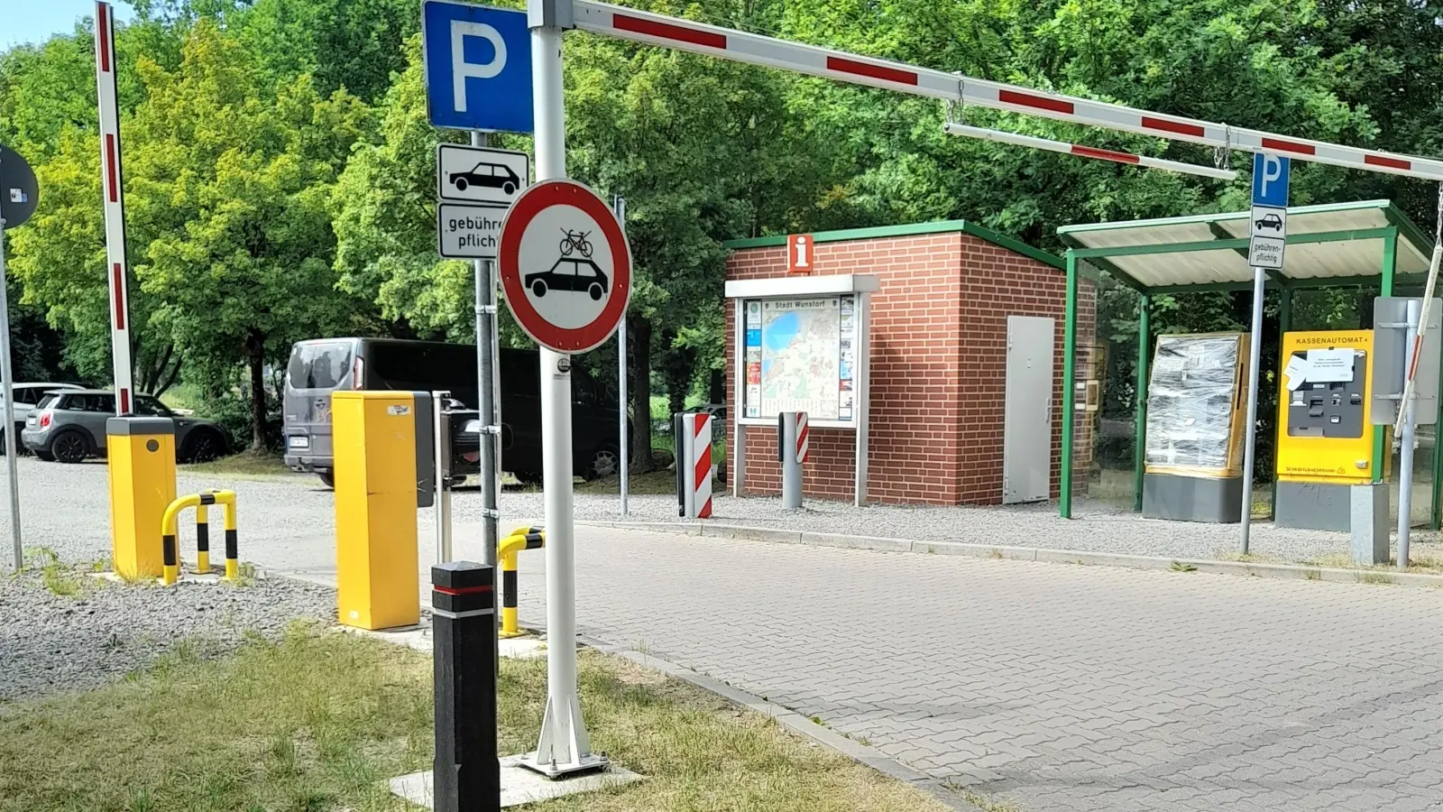 Waren schon einmal Ziel von Attacken: Die Parkscheinautomaten am Parkplatz Bruchdamm.  (Archivbild: wb)