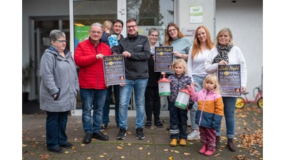 Die Mitwirkenden aus Kindergärten, HGV und Feuerwehr organisieren das Late Night Shopping mit Rahmenprogramm auf Hochtouren, Marie (auf dem Arm), sowie Marleen und Marie freuen sich schon drauf (Foto: wk)