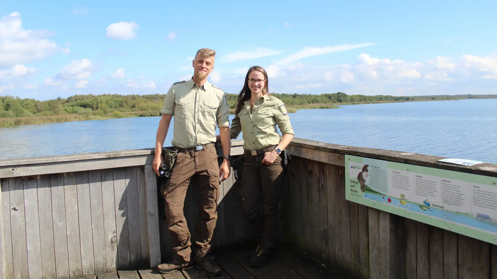 Warten auf Besucher am Aussichtsturm Neue Moorhütte: Hauke Zirfass und Svenja Becker  (Foto: wb)