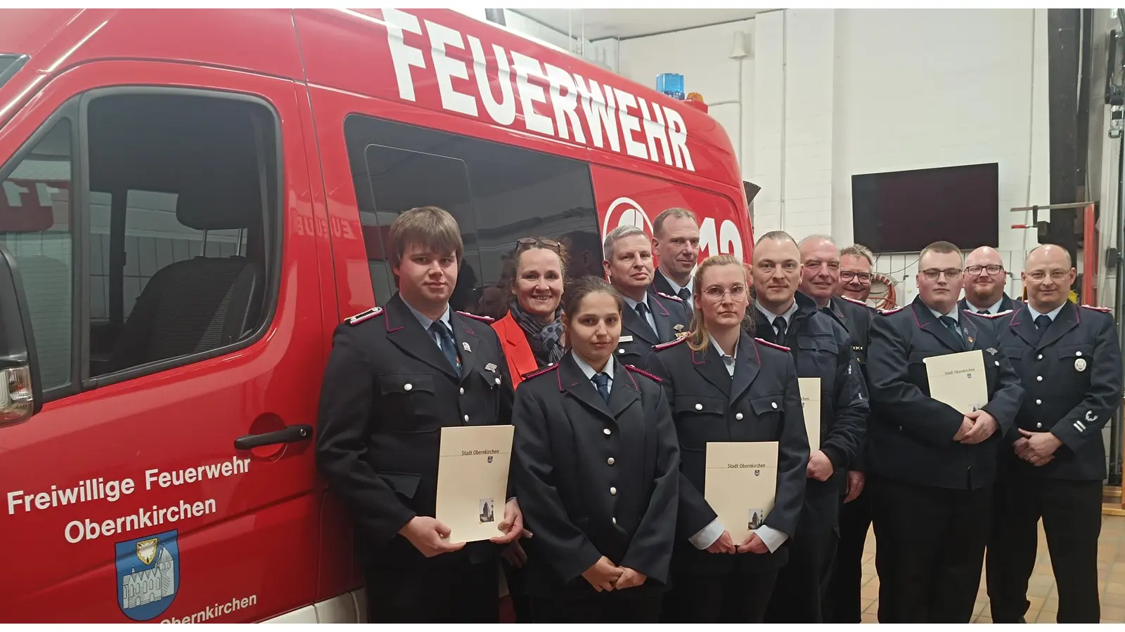 Alle Geehrten und Beförderten mit Bürgermeisterin Dörte Worm-Kressin, Stadtbrandmeister Frank Belte, stv. Stadtbrandmeister Karsten Lichter und Michael Möller von der Kreisfeuerwehr. (Foto: privat)