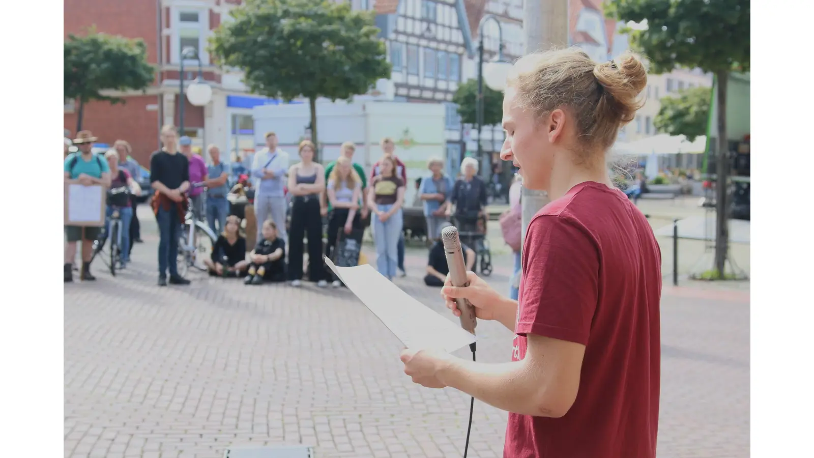 Johann Richter fordert während der Demonstration von „Fridays for Future“ in Stadthagen größere Anstrengungen der Regierung für den Klimaschutz. (Foto: Borchers, Bastian)