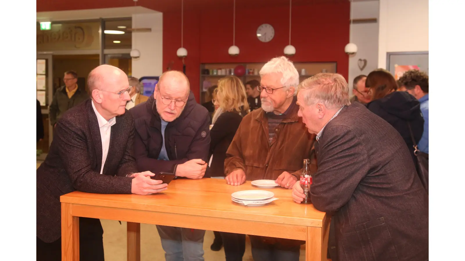 Landrat Jörg Farr (v. li.), Lothar Biege (FDP), Michael Dombrowski (Grüne) und Heinrich Struckmeier (CDU) verfolgen am Wahlabend in den Räumlichkeiten der Volkshochschule das Einlaufen der Ergebnisse aus den einzelnen Wahlbüros.  (Foto: bb)