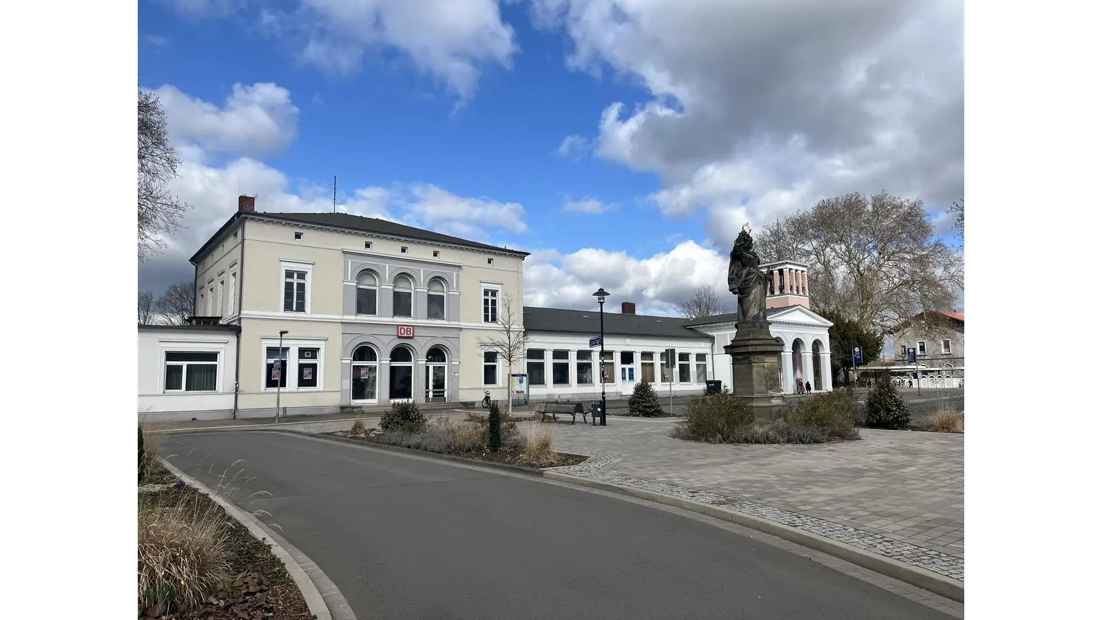 Von Weitem sieht der Bahnhof in Bückeburg noch einladend aus. (Foto: nd)