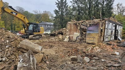 Abrissarbeiten: Das ehemalige Gasthaus wird zurückgebaut. (Foto: tau)