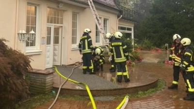 Auch eine tragbare Leiter wurde in Stellung gebracht. (Foto: privat)