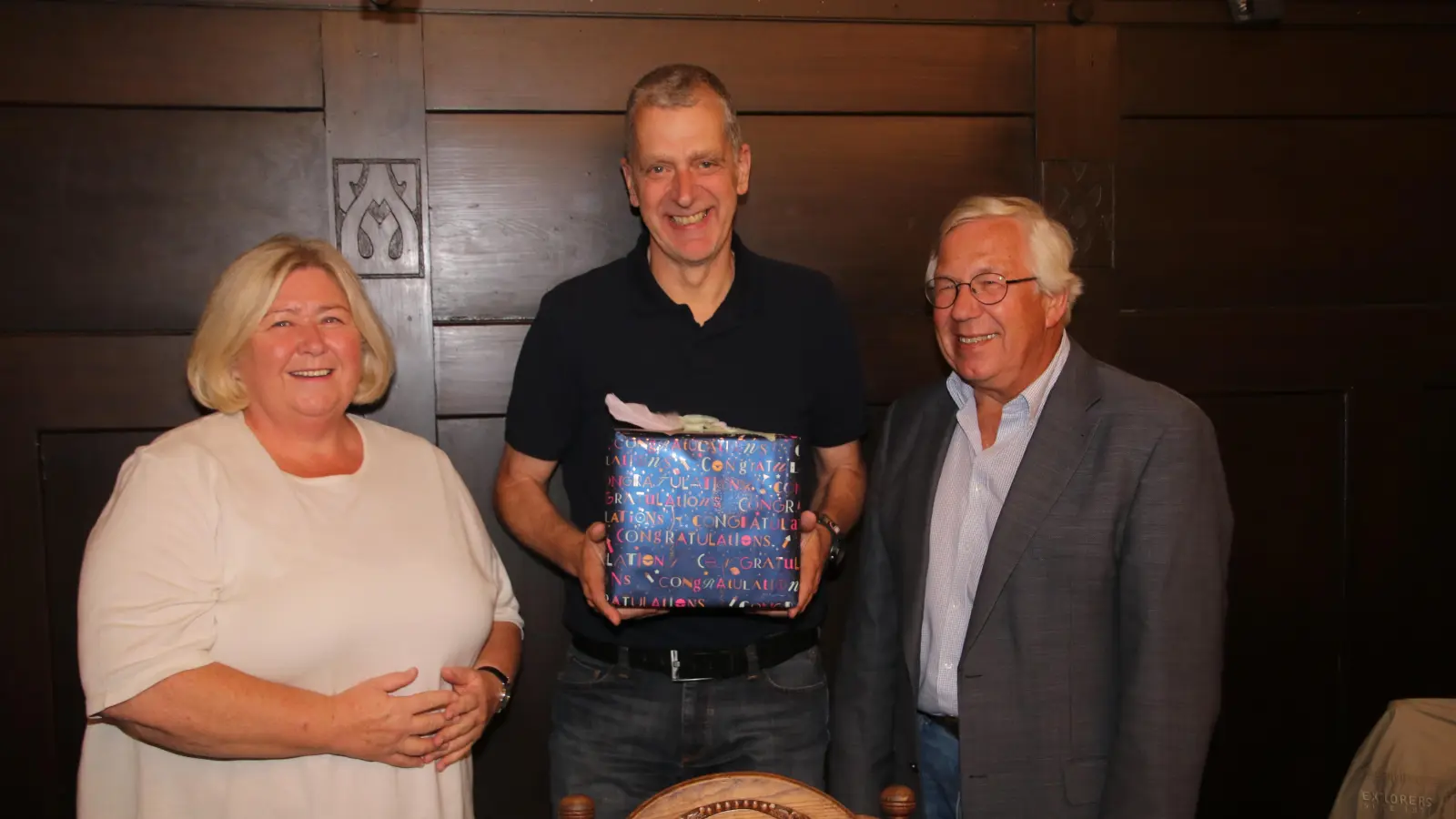 Christiane Schweer (li.) und Rolf Herrmann (re.) verabschieden Uwe Schwamm mit einem Geschenk in den Ruhestand.  (Foto: gi)