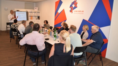 Lars Masurek (stehend), stellte vor: „Stadthagen: Standortentwicklung im Zeichen der Transformation” (Foto: ab)