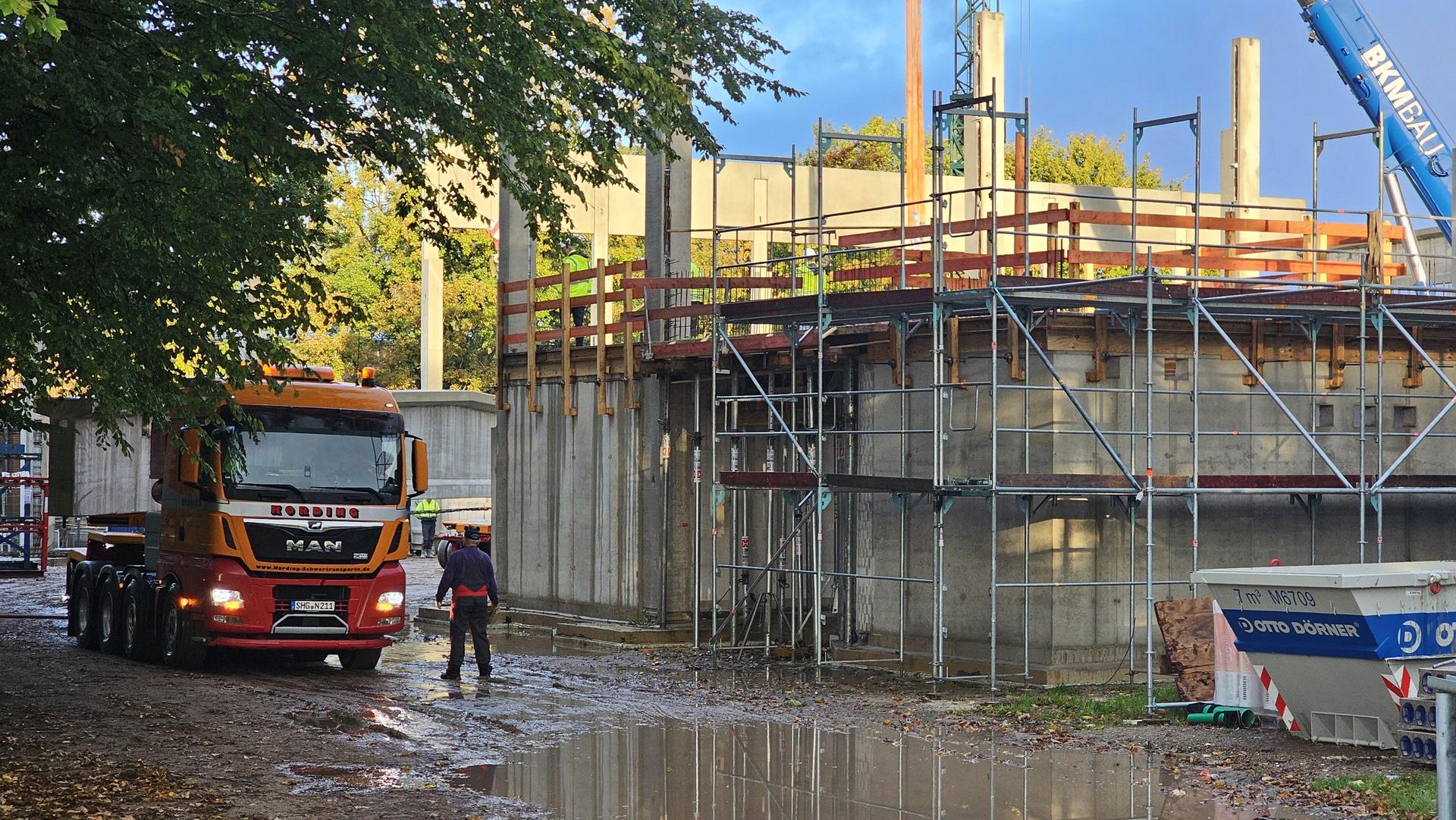 Rangieren auf der Baustelle: Hier geht es auf schwierigen Bodenverhältnisse durch enge Kurven. (Foto: tau)