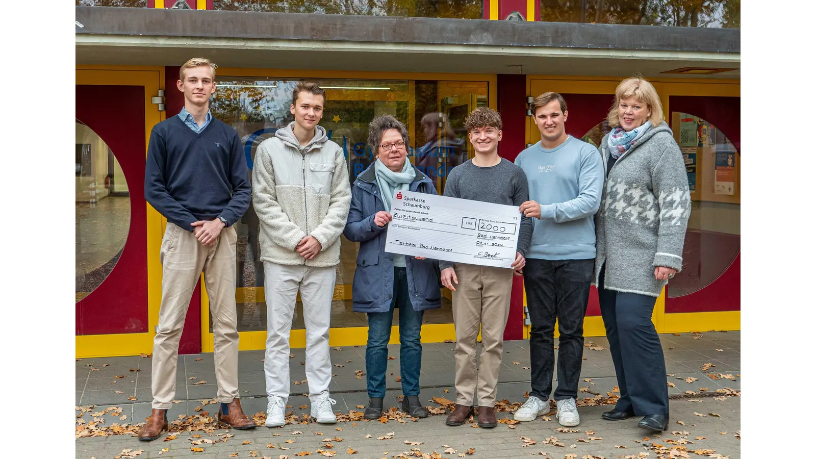 Noa Böttcher (von links), Peye Denker, Julian Dürringer und Corvin Beck von der Schülervertretung, übergeben gemeinsam mit Schulleiterin Silke Seidel (rechts) einen symbolischen Scheck an die Vorsitzende Jutta Schneider vom Tierschutzverein Rodenberg/Nenndorf (Foto: wk)