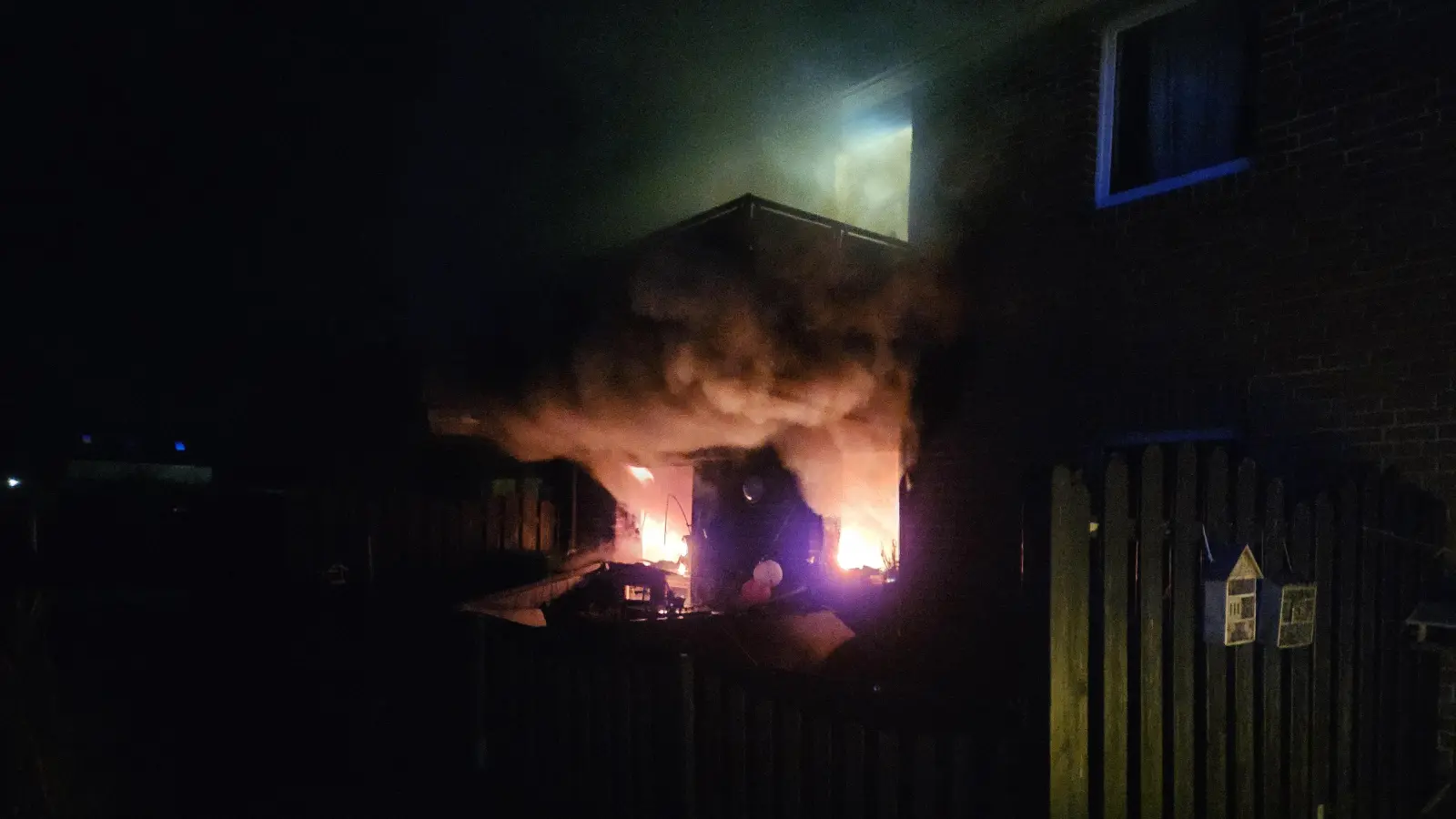 Flammen schlagen aus den Fenstern: Ein Wohnungsbrand. (Foto: Feuerwehr)