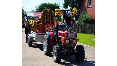 Um 10 Uhr wird die Erntekrone abgeholt. (Foto: privat)