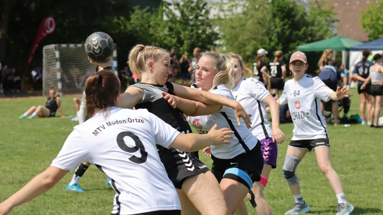 Kein leichtes Durchkommen: Die Mannschaften nehmen die sportliche Herausforderung ernst und geben alles. (Foto: tau)