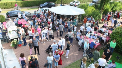 Das Sommerfest im Kreisaltenzentrum lockt zahlreiche Interessierte an.  (Foto: bb)