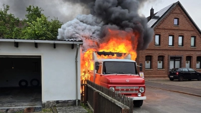 Bei Eintreffen der ersten Einsatzkräfte stand das Fahrzeug bereits in Vollbrand. (Foto: privat)