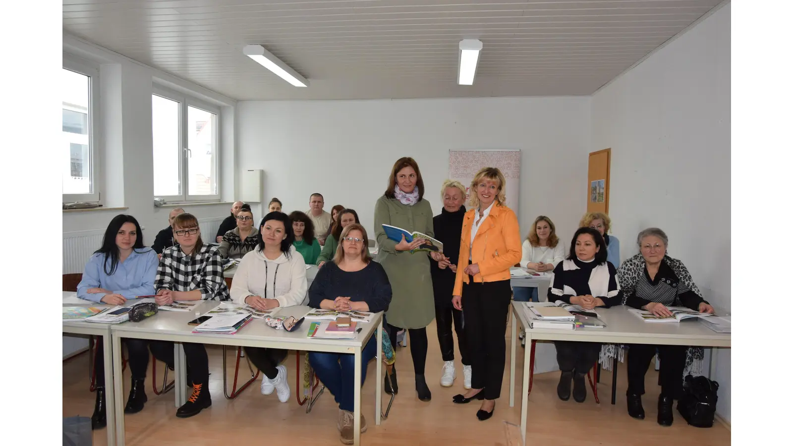 Stiftungsvorsitzende und Bürgermeistrin Andrea Lange besucht mit der Integrationsbeauftragten Petra Uhe die Teilnehmer des Sprachkurses von Valeria Doras. <br> (Foto: ste)