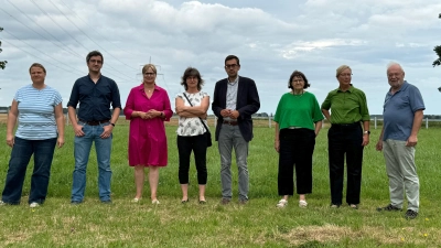 Die Vorsitzende der Bürgerinitiative, Katrin Hösl, (4.v.l.) zeigte MdB Marja-Liisa Völlers (3.v.l.) und MdL Jan-Philipp Beck (4.v.r.) gemeinsam mit Maike Nelz (links), stellv. Vors. auf dem konkreten Ort der Bahntrasse zwischen Helsinghausen und Kreuzriehe. (Foto: privat)