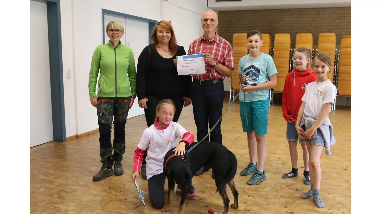 Tanja Tiedtke und Sabrina Driftmann vom Tierheim Bückeburg nehmen die Spende der Grundschule Nienstädt von Direktor Torsten Rolke, Sam (10), Stine (10), Anni (10) und Lotta (9) entgegen.<br> (Foto: Borchers, Bastian)