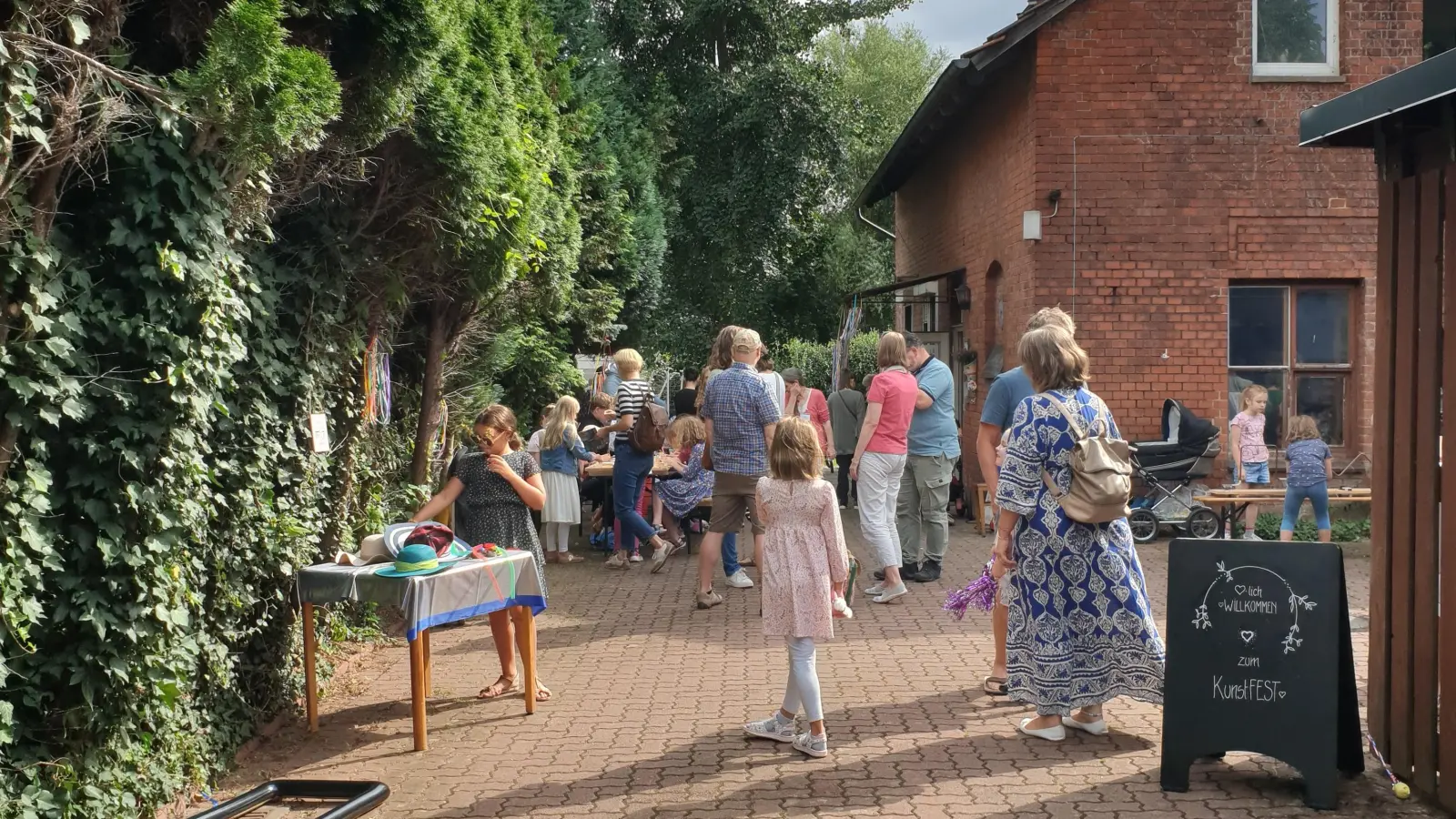 Viel los: Das Kunstfest lockt wieder zahlreiche Besucher an. (Foto: privat)