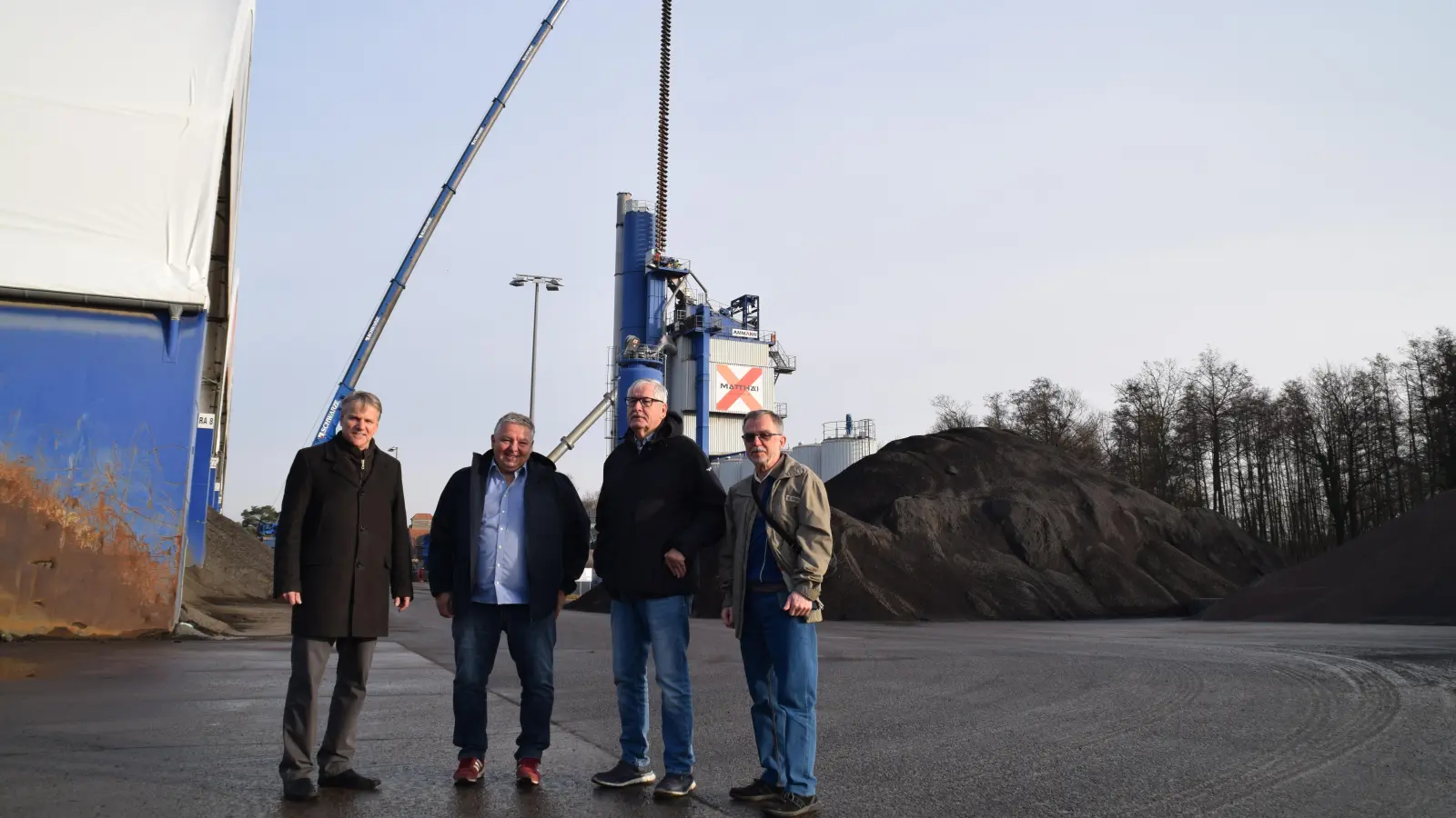 Oliver Theiß (li.), Matthäi-Geschäftsführer Anthony Giles, Jürgen Burdorf und Werner Schoch (beide BI), vor der Mischanlage.  (Foto: ab)