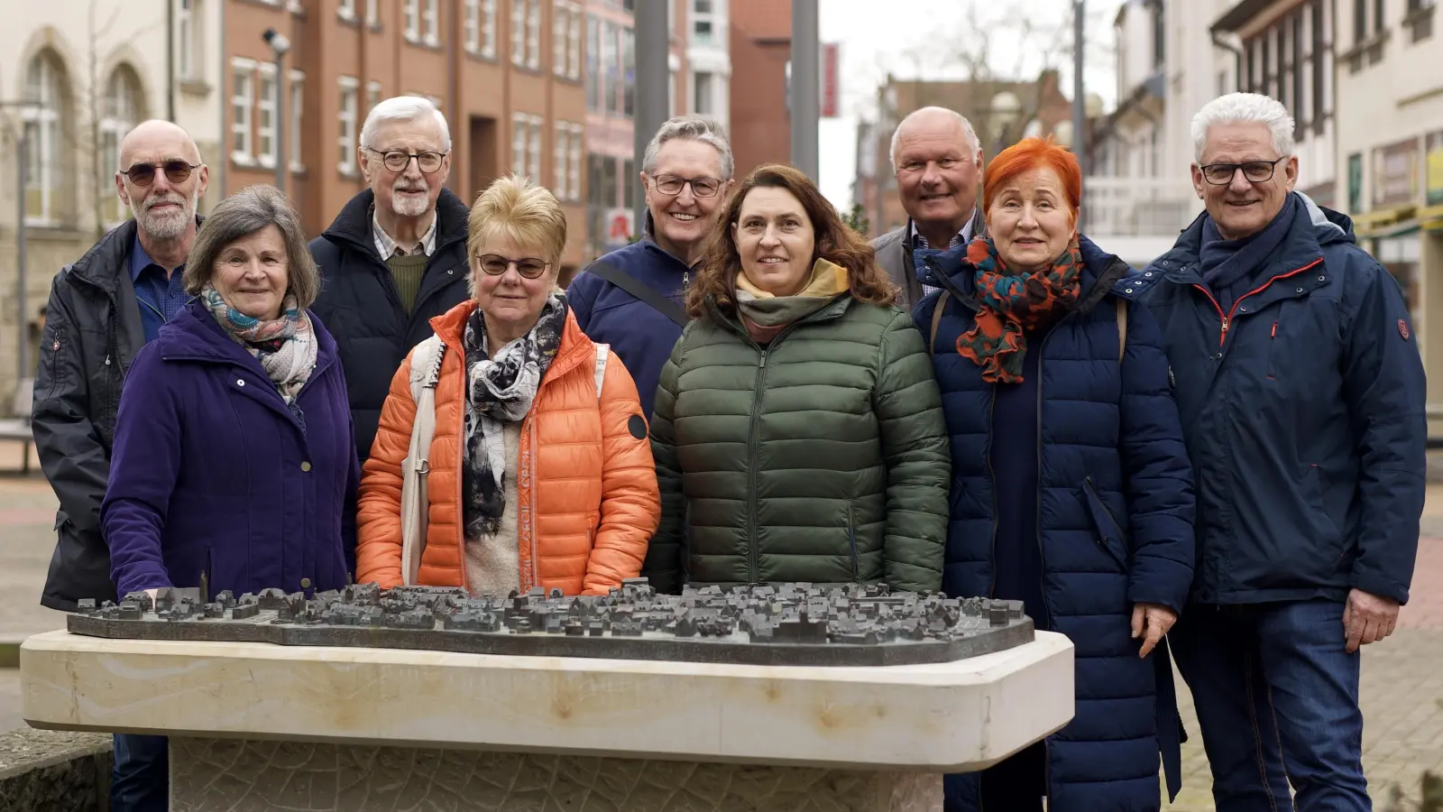 Am Bronzestadtmodell: Das Team der Stadtführer. (Foto: Leonie Nikolaus)