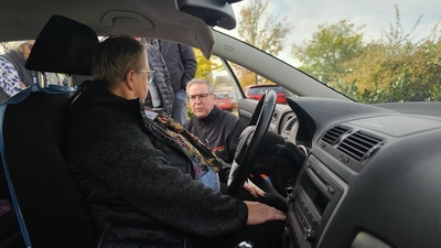 Bevor es losgeht: Fahrlehrer Rolf Herbort gibt Tipps zur richtigen Sitzposition.  (Foto: tau)